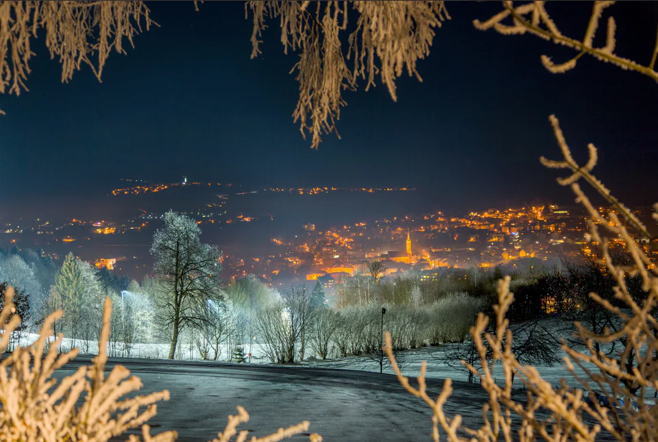 Nachtpanorama über das verschneite Freyung vom Geyersberg